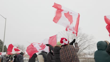 Manifestantes-Canadienses-Ondeando-Banderas-Y-Mostrando-Apoyo-Al-Convoy-De-Camiones-De-La-Libertad-En-Oposición-A-Los-Mandatos-De-La-Vacuna-Covid-19.