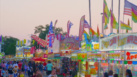 Große-Auswahl-An-Jahrmarktsattraktionen-Und-Konzessionsschildern-Auf-Der-State-Fair