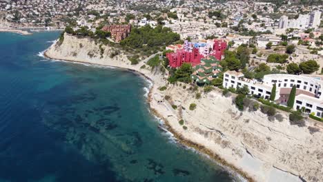 Ein-Blick-Auf-Das-Malerische-Und-Farbenfrohe-Gebäude-La-Muralla-Roja-In-Calpe,-Spanien