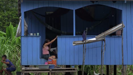 Familia-De-Pueblo-Brasileño-En-Su-Cabaña-Azul