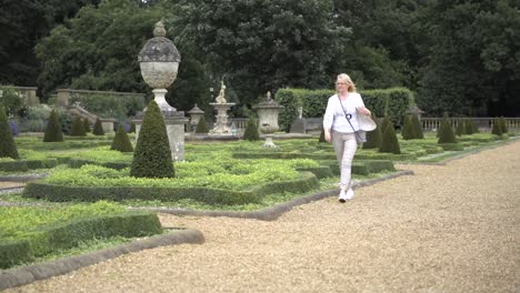 Frauen-Bei-Einem-Entspannten-Spaziergang-In-Einem-Gepflegten-Garten