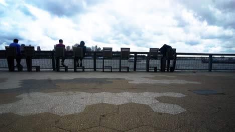 New-Yorker-Essen-Mittagessen-Auf-Dem-Hudson-River,-Während-Ein-Flussboot-Vorbeifährt