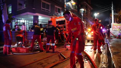 Incendio-En-Una-Casa-En-Bangkok,-Tailandia,-Con-Bomberos-Y-Servicios-De-Emergencia-En-Escena