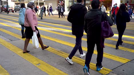 Multitud-De-Personas-Cruza-La-Calle-De-Hong-Kong-En-Un-Paso-De-Peatones-Amarillo