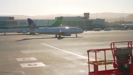 Zoom-Auf-Den-Flug-Von-United-Airlines-Am-San-Francisco-International-Airport,-Während-Das-Flugzeug-Zur-Landebahn-Rollt