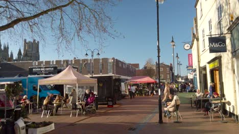 Catedral-En-Ely-Norflox-Inglaterra-Carretera-Transitada-Con-Cafetería-Timelapse-Rápido-Con-Gente-Moviéndose