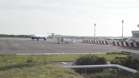 Dash-8-Q400-Turboprop-Flugzeug-Ist-Bereit-Für-Den-Abflug-Und-Das-Wenden-Zum-Rollen-An-Einem-Sonnigen-Tag-Auf-Dem-Flughafen-Pula,-Kroatien