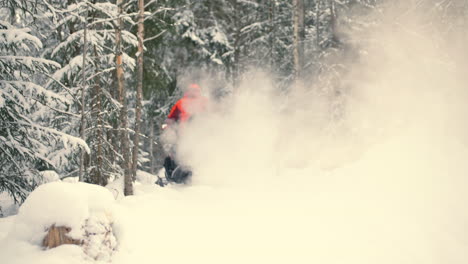 Conduciendo-Una-Moto-De-Nieve-Yamaha-Humeante-En-Un-Paisaje-Nevado-De-Invierno