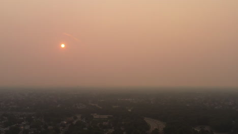 Una-Vista-Aérea-De-Un-Barrio-Suburbano-En-Long-Island,-Nueva-York.