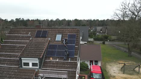 Arbeiter-Installieren-Eine-Solaranlage-Auf-Dem-Dach-Eines-Einfamilienhauses