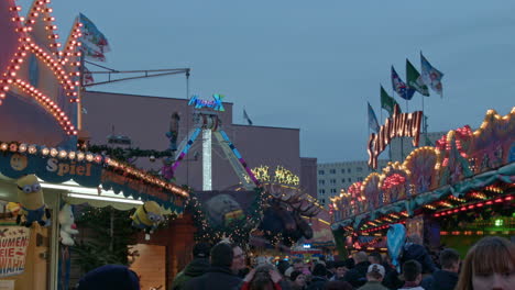 Gente-En-El-Tradicional-Mercado-Navideño-Alemán-En-Berlín,-Alexanderplatz