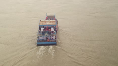 Barco-Que-Transporta-Pueblos-Durante-La-Inundación-En-El-Río-Brahmaputra.