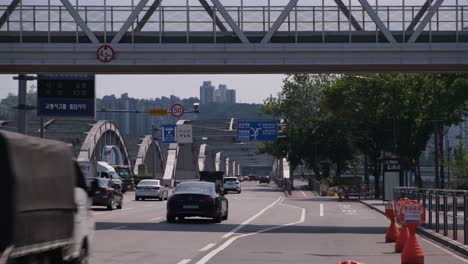 Cars-and-buses-commute-to-work-in-early-morning-rush-hour-in-Seoul,-South-Korea