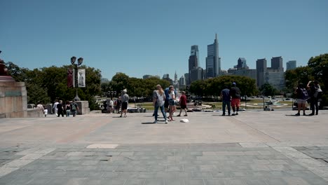 Vista-Desde-Los-Escalones-Rocosos:-Visitas-Turísticas-Y-Tomar-Fotografías-En-El-Museo-De-Arte-De-Filadelfia,-Pensilvania,-EE.UU.