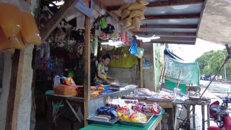 Un-Carnicero-Cortando-Carne-Y-Arrojándola-En-Una-Bandeja-Frente-A-Su-Tienda