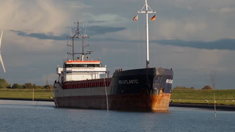 Vista-Aérea-De-Una-Terminal-Marítima-De-Contenedores-En-El-Mar-Del-Norte-De-Husum.