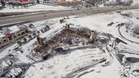 Complejo-De-Apartamentos-Destruido-Incendiado-Cerca-De-La-Zona-Comercial-En-El-Condado-De-Boulder,-Colorado-Superior,-EE.UU.-Después-Del-Desastre-Del-Incendio-Forestal-Marshall