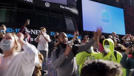 Una-Multitud-De-Partidarios-De-Biden-Harris-En-Times-Square-Bailan-Y-Cantan-Para-Celebrar-Los-Resultados-De-Las-Elecciones-Presidenciales-Estadounidenses-De-2020.