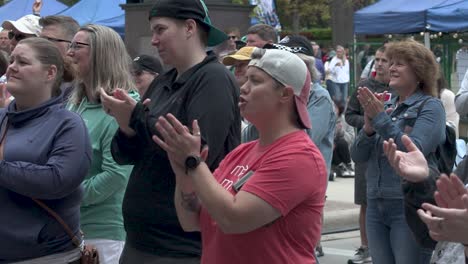 El-Sabor-De-La-Multitud-De-Madison-Viendo-Música.