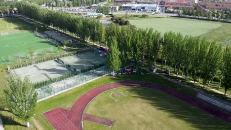 Varias-Canchas-Deportivas-En-Salamanca,-España,-Toma-Aérea-Con-Drones.