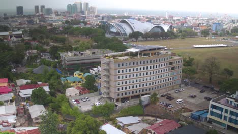 Savannah-East-Gebäude-In-Port-Of-Spain-Mit-Skyline-Der-Stadt