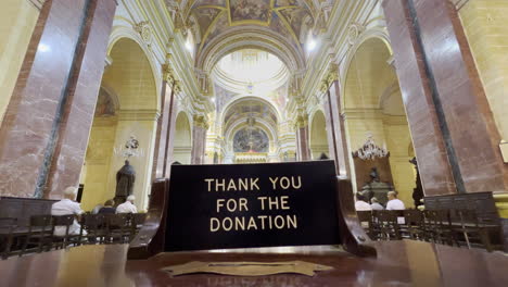 Danke-Für-Die-Spende-Schild-In-Der-St.-Pauls-Kathedrale,-Während-Die-Gläubigen-Beten