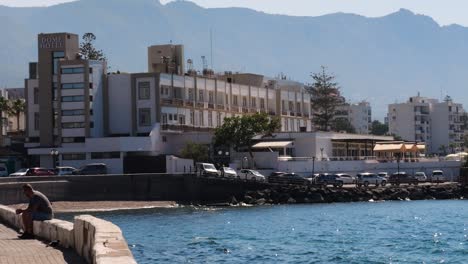 Blick-Auf-Die-Sonnige-Promenade-In-Nikosia-Mit-Schimmerndem-Ozeanwasser