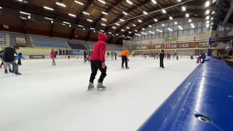 Öffentliches-Indoor-Wintereislaufen-In-Zeitlupe