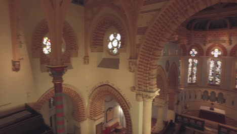 Hermosa-Vista-Aérea-Dentro-De-La-Iglesia-De-Santa-María-En-Ealing-En-Londres-Durante-El-Día