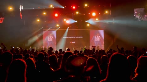 Imágenes-Dinámicas-Y-Vibrantes-De-Una-Multitud-Alegremente-Festejando-Y-Bailando-En-El-Altice-Arena,-Con-Jóvenes-Agitando-Las-Manos-Y-Sumergidos-En-La-Atmósfera-Eufórica-Del-Concierto.