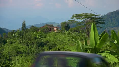 Gran-Finca-En-Medio-De-Una-Colina-En-Un-Paisaje-De-Montaña-Tropical-En-Valparaíso-Colombia