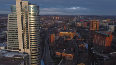 Aerial-Drone-Shot-panning-away-from-Bridgewater-Place-looking-over-Leeds-City-Centre-and-Train-Station,-West-Yorkshire,-England,-UK