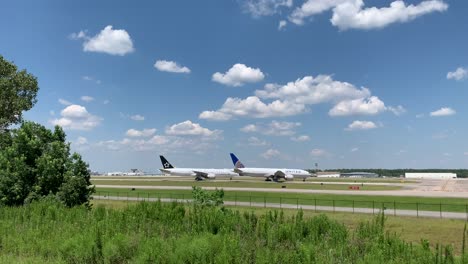 Este-Es-Un-Clip-De-Un-Avión-Despegando-Del-Aeropuerto-Intercontinental-George-Bush,-Con-Aviones-Sin-Usar-En-Primer-Plano.