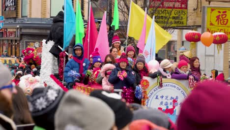 Grandes-Multitudes-De-Personas-Se-Reúnen-Durante-El-Festival-Lunar-Chino-Para-Traer-El-Año-Nuevo