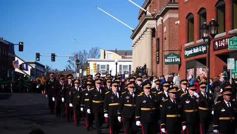 Un-Gran-Grupo-De-Generales-Del-Ejército-Marchando-Por-La-Calle-Durante-El-Desfile-De-Acción-De-Gracias-De-2019-En-Plymouth,-Massachusetts.