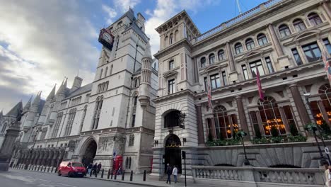 Schönes-Großes-Historisches-Gebäude-In-Der-Stadt-London-Im-Sonnigen-Sommer