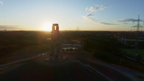 Vistas-Desde-Halde-Rheinelbe-En-Gelsenkirchen,-Alemania,-En-Un-Glorioso-Amanecer---Disparo-Panorámico-Con-Drones