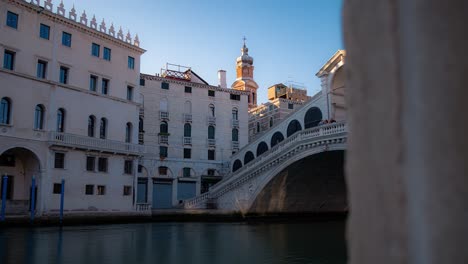 sunrise-over-Rialto-bridge-from-Grand-canal-in-Venice-with-gondolas,-time-lapse