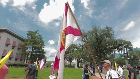 Amerikanischer-Patriot,-Der-Stolz-Eine-Flagge-Des-Staates-Florida-Hält