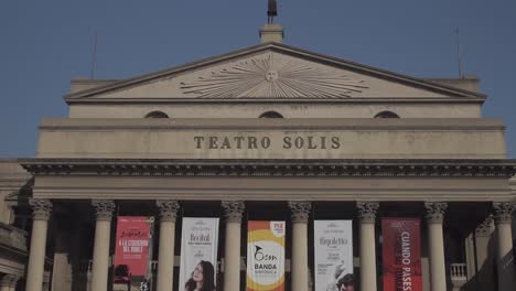 Inclinación-Lenta-Hacia-Abajo-Desde-La-Fachada-Del-Teatro-Solis-En-Un-Día-Soleado