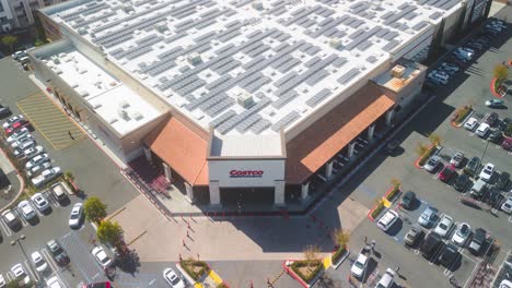 La-Gente-Entra-Y-Sale-De-Costco,-Haciendo-Sus-Compras,-En-Este-Impresionante-Video-Secuencial-Con-Drones.