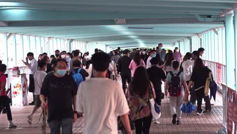 Gente-Caminando-Por-El-Puente-Peatonal-En-Mong-Kok,-Hong-Kong