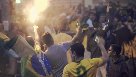 Hombre-Sosteniendo-Fuegos-Artificiales-Entre-Los-Partidarios-Del-Presidente-Electo-De-Brasil,-Jair-Messias-Bolsonaro,-Celebrando-Su-Victoria-En-Las-Piscinas-En-2018.