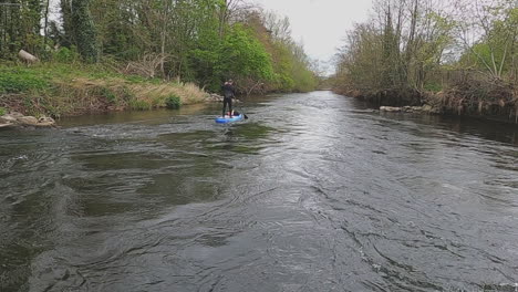 POV-De-Paddleboard:-Un-Hombre-Flota-En-Estrechos-Ríos-En-Una-Zona-Rural-De-Irlanda