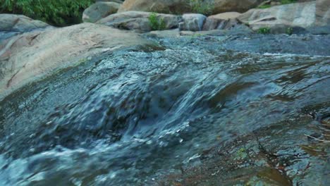 Ein-Strom-Sauberen-Wassers,-Der-Einige-Felsen-Hinunterfließt