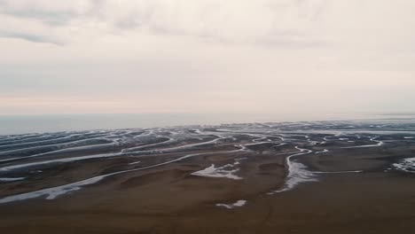 Clip-De-Paisaje-Aéreo-De-Drones-Sobre-El-Delta-De-Un-Río-Que-Corre-Hacia-El-Océano-Con-Formaciones-Tipo-Pantano-En-Southport,-Reino-Unido