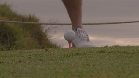 Golfball-Wird-Vom-Golfschläger-In-Nahaufnahme-Geschlagen