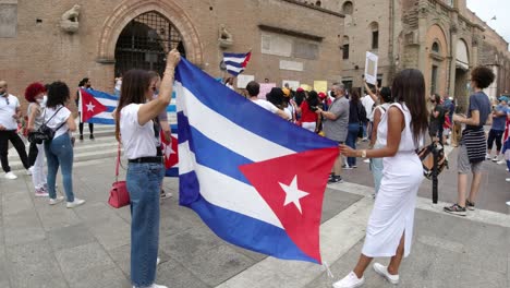 Huelga-De-Cuba-Libre-En-El-Centro-De-Bolonia,-Plaza-Nepture-En-Italia