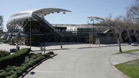 Drohnenaufnahme-Eines-Fluges-Durch-Die-Bänke-Des-California-Stadiums,-Los-Angeles