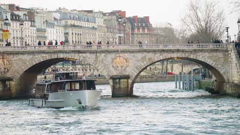 Urlaubs-Bootstour-Auf-Der-Seine-In-Paris,-Zeitlupe-4K-30p